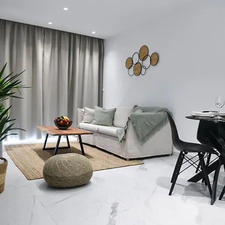 The Room, 14, Leda Gardens דירה *