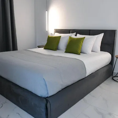 דירה The Room, 14, Leda Gardens *